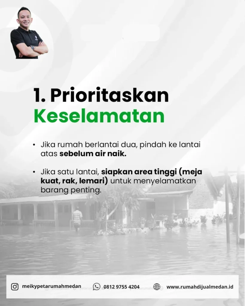 Keluarga sedang evakuasi diri saat banjir melanda pemukiman.