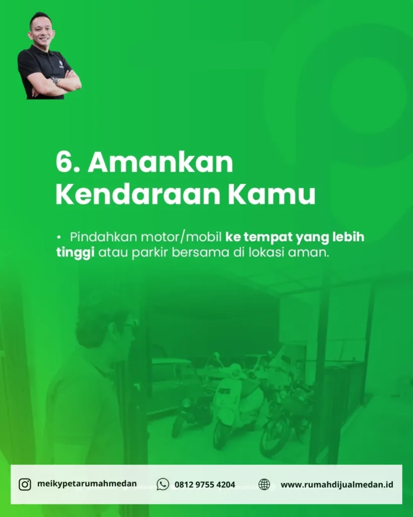 Mobil dan motor diparkir di dataran tinggi yang bebas banjir.