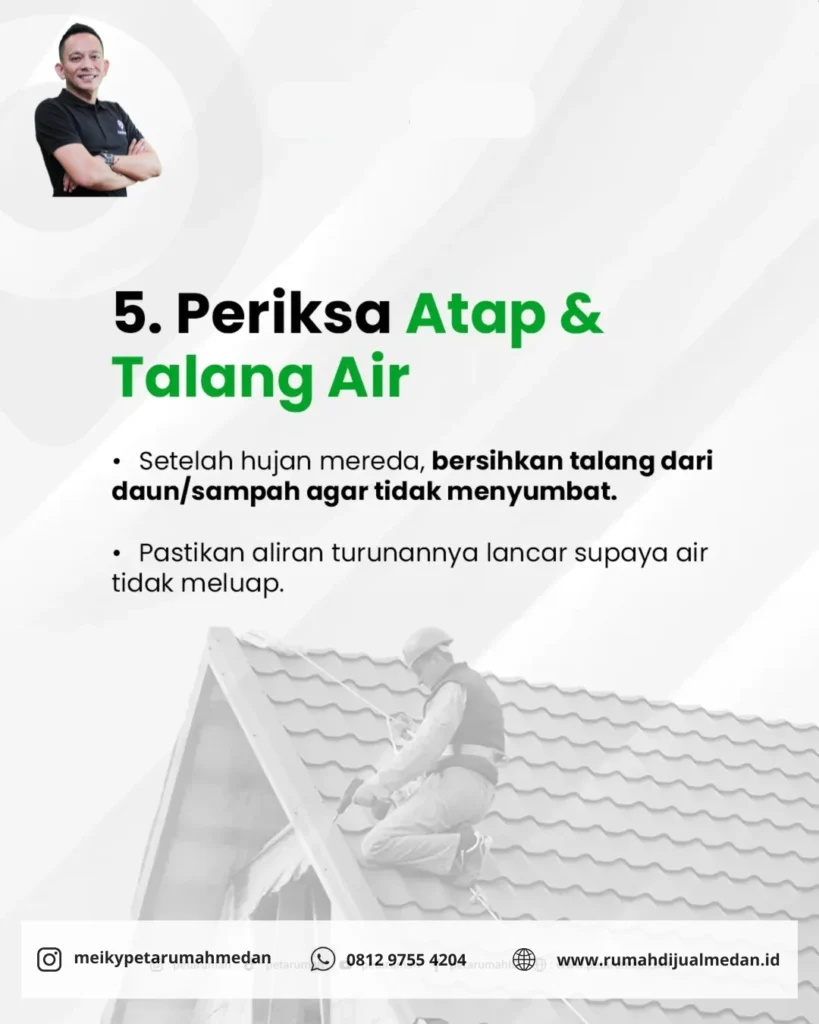 Orang sedang membersihkan talang air dan saluran got dari sampah.