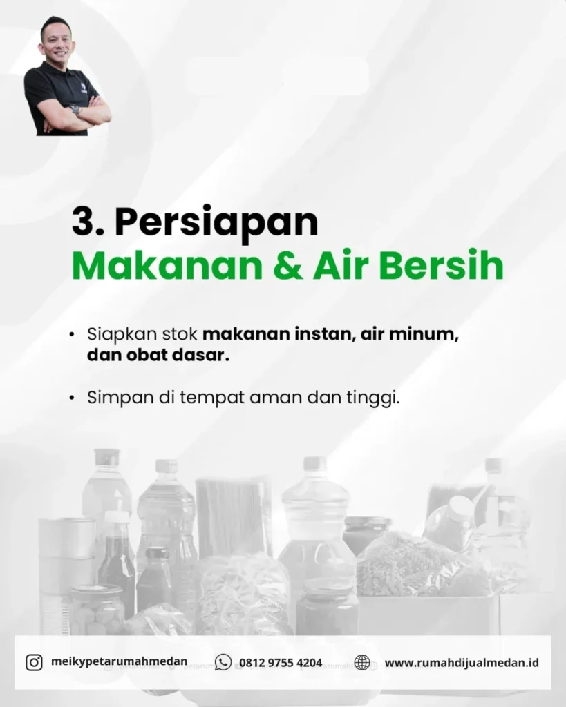 Sediakan makanan instan dan air bersih untuk bertahan minimal 3 hari.